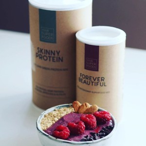 #skinnyprotein a #foreverbeautiful to zní jako výzva. A už sakra konec výmluv Báro. Ode dneška dávám stopku večernímu mlsání, držím si sportovní nasazení a vyhlašuju válku špekům. Pokud do toho jdete se mnou, sledujte můj Snapchat. Navíc při zadání hesla "Detox" máte u Raw life 10% slevu na první nákup mých #vegan #proteinfood pomocníků, ze kterých připravíte absolutně bezkonkurenční #breakfast #acaibowl #love #berries #yummy #smoothie #cosmobloggerscz #tasty #delicious #photooftheday #likeforlike #follow4like #fruits #raw #rawfood #maca #rawvegan #veganfoodlovers #veganfoodshare #fitnessfood #fitfood #diet #recipe #chia